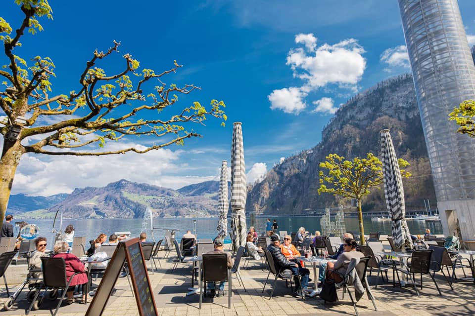 Glasi Bar am See in Hergiswil mit Blick auf den Vierwaldstättersee